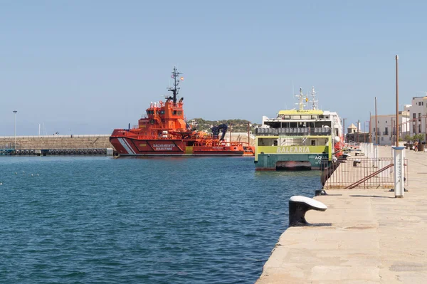 Balearia feribotu ve Salvamento Maritimo kurtarma botu. İbiza limanına (Balearic Adaları, İspanya) demirlemiş tekneler).