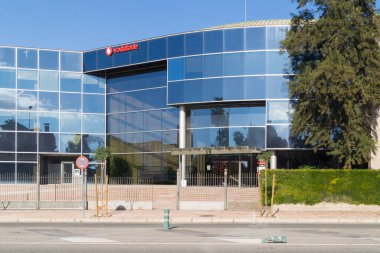 Telekomünikasyon şirketi Vodafone 'un ofisi. Vodafone şirket karargahı. Sevilla 'daki cam ofis binası (Endülüs, İspanya).