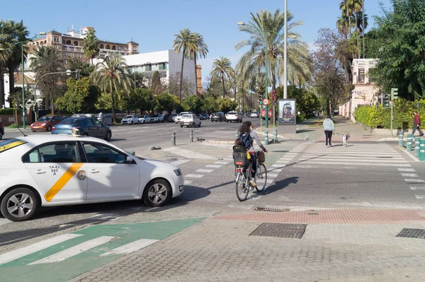 Taxi Cessé Attendre Une Femme Vélo Transportant Son Enfant Traverse — Photo