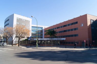 Rektör Estanislao del Campo Üniversitesi Konutu Seville 'deki La Palmera Caddesi' nin yanında (Endülüs, İspanya). Sevilla Üniversitesi resmi üniversite konutu.