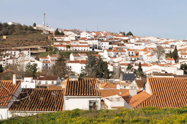 一个漂亮的安达卢西亚村庄的景象 那里有粉刷过的房屋和铺过瓷砖的屋顶 Andalucia称为Aracena的村庄 西班牙 的意见 — 图库照片