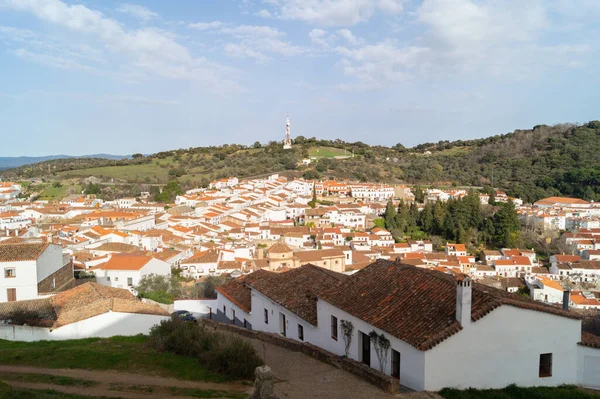 美丽的Aracena村 西班牙Andalusia 有白墙房屋和被自然环绕的瓦砾屋顶 在阳光灿烂的日子里 山上的村庄灯火通明 — 图库照片