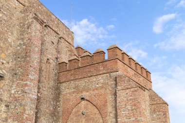 Aracena Kalesi 'nin (Endülüs, İspanya) manzarası. 13. yüzyıldan kalma ortaçağ kalesi. Arkasında mavi gökyüzü var..
