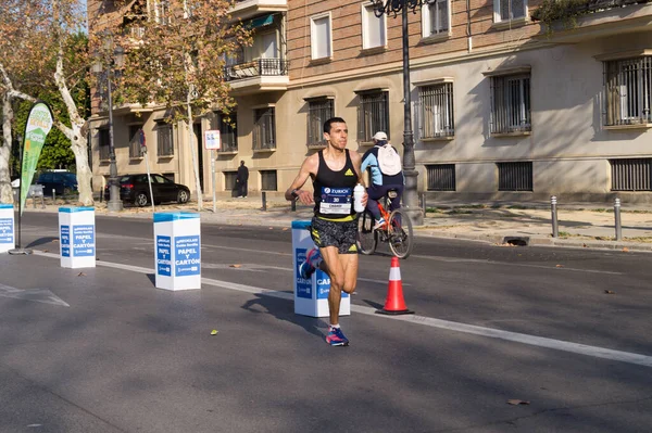 Profesyonel maraton koşucusu Zürih Seville Maratonu sırasında içme suyu içiyor (Sevilla, İspanya).