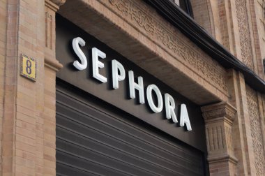 Güzellik ve parfüm ürünleri konusunda uzmanlaşmış Sephora mağazasına imza atın. Dükkan kapandı..