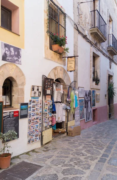 在被称为Dalt Vila的Ibiza老城 有明信片和T恤衫的小纪念品店 没有礼品店的狭窄街道 — 图库照片
