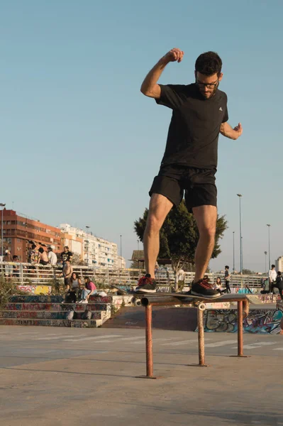 Skateboarder Deslizándose Sobre Barandilla Del Parque Skate Skater Mantiene Equilibrio —  Fotos de Stock