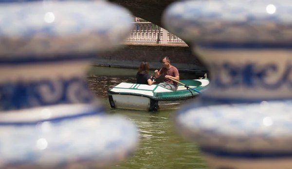 プラザ エスパーナ スペイン セビリア の運河のボートに2人で漕ぎます 妻とボートで漕いでいる男 市内で楽しいアクティビティをする晴れた日を楽しむ観光客 — ストック写真