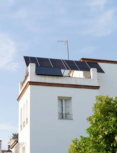 Solární Panely Moderním Dvoupatrovém Rodinném Domě Solární Panely Instalované Střeše Stock Snímky