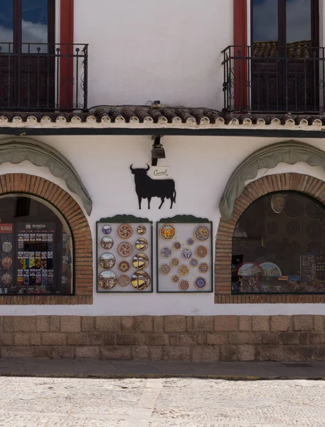 龙达市典型陶瓷纪念品店 迷人的商店橱窗 墙上装饰着典型的西班牙公牛 迷人的礼品店 — 图库照片