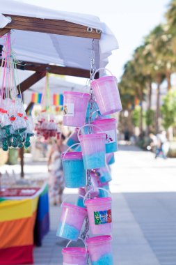 Pamuk şeker, diş ipi ya da şeker satan bir tezgahta paketlenmiş şeker. Sokakta şeker satan bir büfenin yakın çekimi.. 