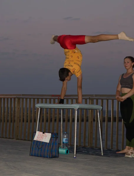 Acrobat Street Gymnast Doing Handstand Table Young Street Artists Performing —  Fotos de Stock