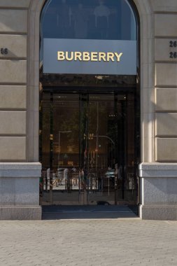 Burberry lüks mağazasına giriş..