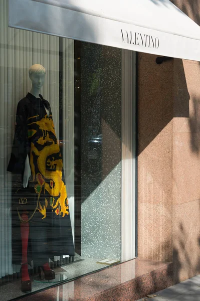 Valentino Lüks Mağazasının Vitrinindeki Manken Talyan Giyim Aksesuar Dükkanının Vitrininde — Stok fotoğraf