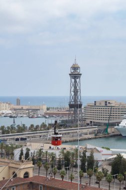Kablolu araba havada asılı kaldı. Barcelona limanındaki teleferik kulesinin manzarası (Katalonya, İspanya).