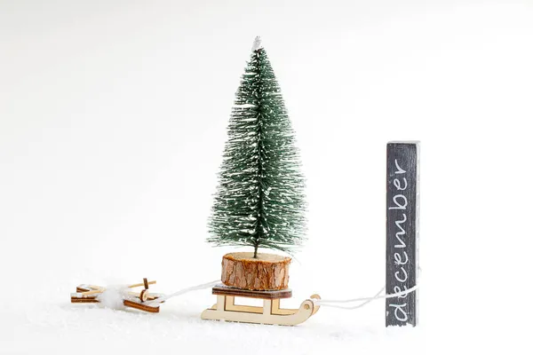 Noel ağacı kızağı tahtadan işaretli kayak yapıyor. Noel tatili kavramı