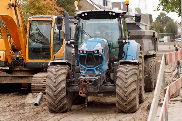 Bir yerleşim bölgesinde yol onarımı için traktör ve ekipman