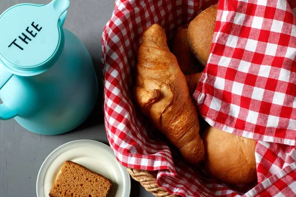Baker 'ın kahvaltı ruloları, termoslu çay, yukarıdan. Sabah ritüeli
