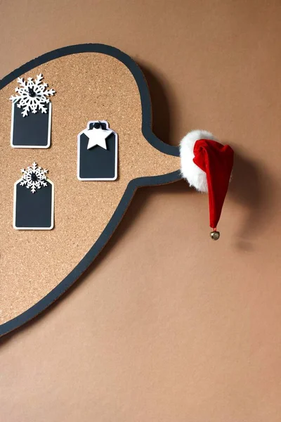 Noel ve yeni yıl hazırlıkları için mantar panosu. Noel Baba şapkası sembolü, maket, kopyalama alanı