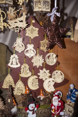 Tahta oyuncakları olan büyük noel ağacını göster