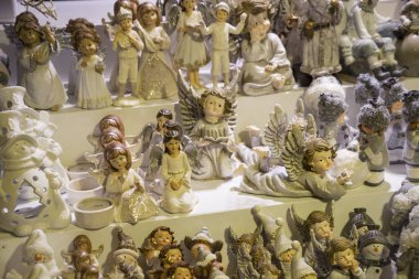 Bir sürü seramik melek - Mağazadaki raflarda Noel oyuncakları