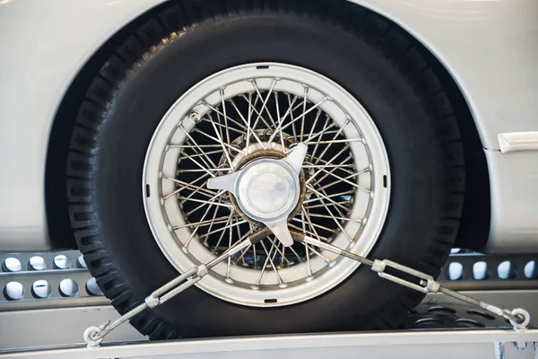 메르세데스 머신의 바퀴는 체인으로 고정되어 — 스톡 사진