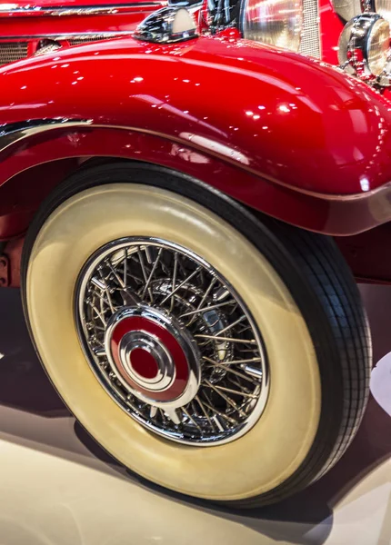 Retro Big Red Mercedes Wheel Wheel Close — Stockfoto