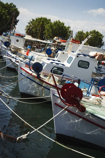 Греческие Белые Рыбацкие Лодки Плавающие Морю Рыбацкая Лодка Плывущая Открытом — стоковое фото