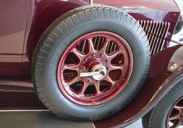 Custom Wheel Auf Einem Weinroten Retro Auto — Stockfoto