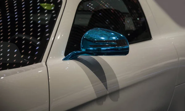 Großes Weißes Auto Mit Blauem Metallic Rückspiegel — Stockfoto