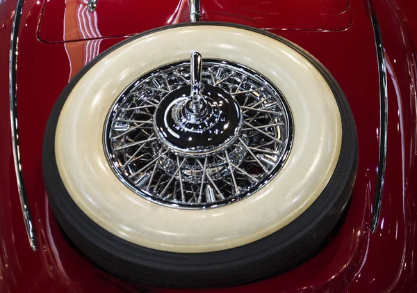 Большое Запасное Колесо Бордовом Ретро Автомобиле Сзади — стоковое фото