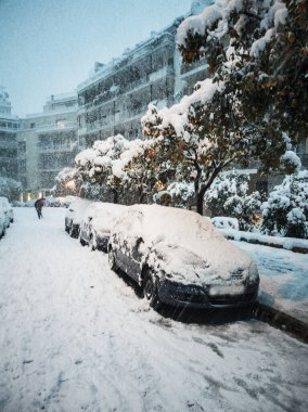 Atina, Yunanistan. Kar fırtınasında şehir merkezi. 24 Ocak 2022