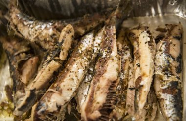 Yağda kızartılmış lezzetli küçük sardalya.