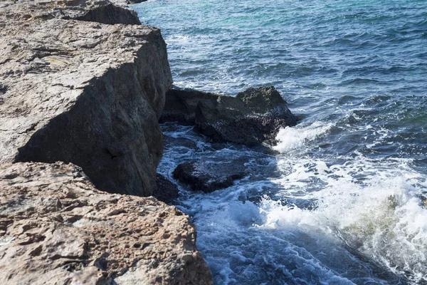 Güzel Yaz Yunan Denizinin Kayalık Kıyıları — Stok fotoğraf
