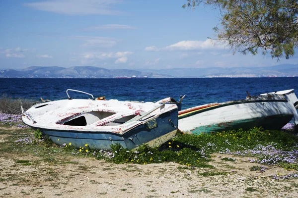 Manhã Verão Mar Grego Com Velhos Barcos Perto Costa — Fotografia de Stock