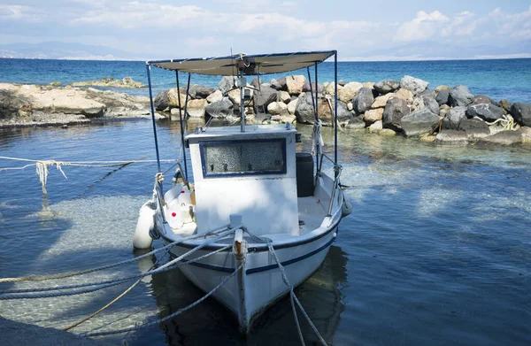 Белые Греческие Рыбацкие Лодки Морском Пирсе — стоковое фото