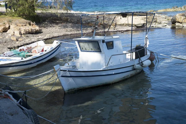 Две Старые Белые Греческие Лодки Пирсе — стоковое фото