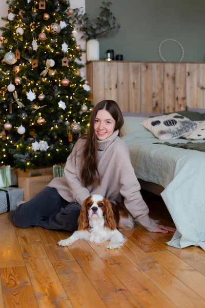Glückliche Junge Frau Mit King Charles Spaniel Hund Hause Mit — Stockfoto