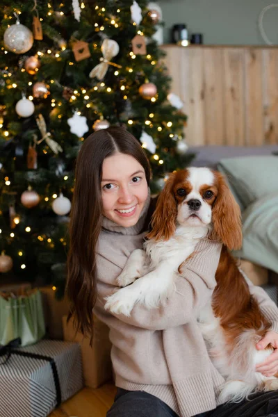 Glückliche Junge Frau Mit King Charles Spaniel Hund Hause Mit — Stockfoto