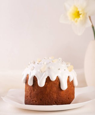 Beyaz Paskalya pastası dikey arka planı yumurtaları kutluyor