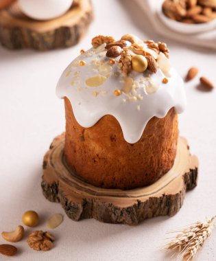 Beyaz Paskalya pastası dikey arka planı yumurtaları kutluyor