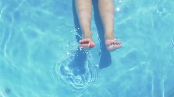 Kind Spielt Mit Den Füßen Pool Kind Schwimmt Becken Zeitlupe — Stockvideo