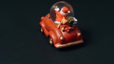 Oyuncağın arka çerçevesi retro araba şeklinde, içinde Noel Baba 'nın çocuklar için hediyeler taşıdığı. Çocuk oyuncakları, kış konsepti. Noel ve Yeni Yıl