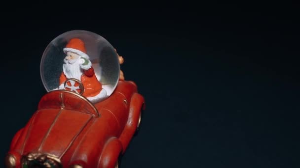 Noel Baba 'nın minyatür retro aracı, soldan sağa hareket ederek çekilir, cüceler için hediyelerle doludur. — Stok video
