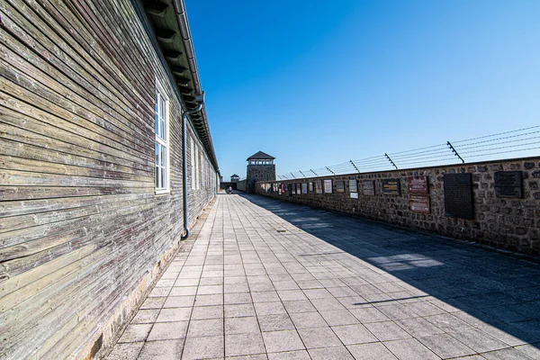 Caserne et murs du camp de concentration de Mauthausen de l'intérieur — Photo