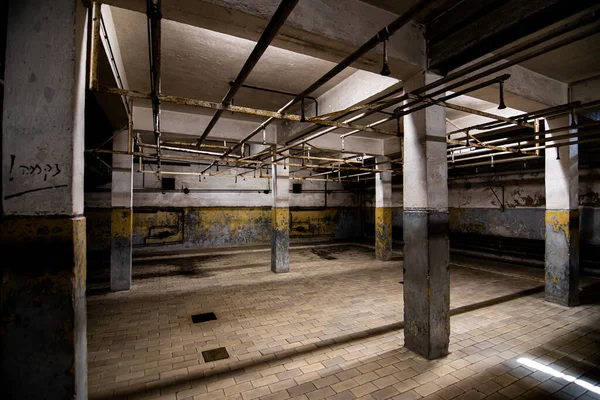 Campo de concentración de Mauthausen, duchas para prisioneros dentro de una de las casas principales — Foto de Stock