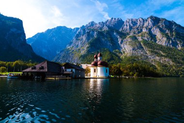 Alp manzaralı Koenigsee Gölü ve St. Bartholoma Kilisesi.