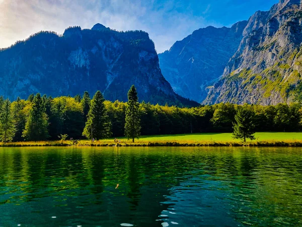 Berchtesgadener Vadisi 'ndeki Koenigsee Gölü arka planda Simetsberg Dağı, Almanya