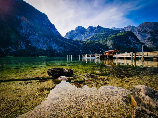 Berchtesgadener Vadisi 'ndeki Koenigsee Gölü, gölün güneyindeki Mittersee' deki göl manzarası ve tekne platformu.