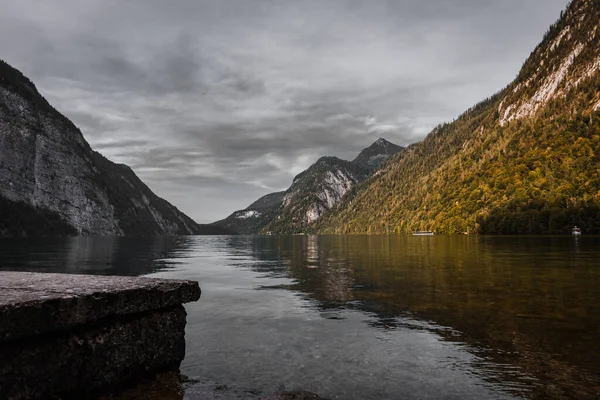 Výhled na jezero v údolí Berchtesgadener, Německo — Stock fotografie